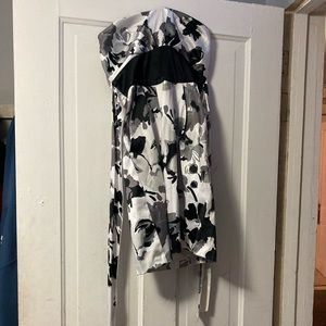 Black & White Strappless Dress With Pockets!